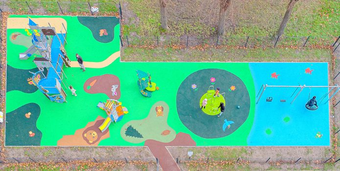 Enfants jouant sur une aire de jeux sécurisée en plein air – conseils pour bien choisir l’équipement adapté