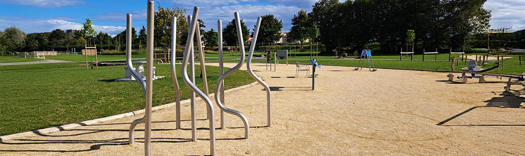 La Forêt de mâts : développe souplesse et attention pour se déplacer, idéale pour les exercices en centres de soins.