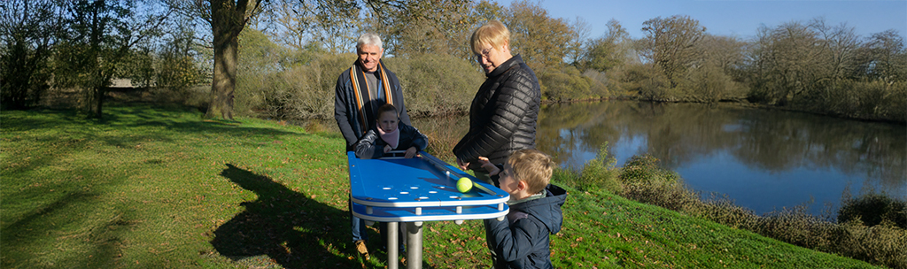 Rassemblez petits et grands autour du billard japonais extérieur Créactiv’. Un jeu convivial qui traverse les générations, stimule la stratégie et crée des moments de partage inoubliables en plein air.